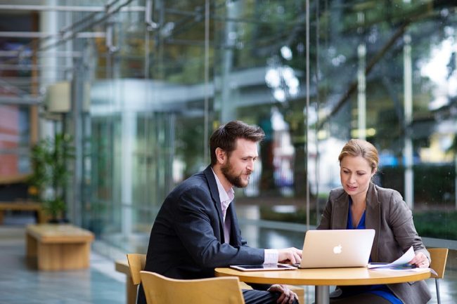 Businesspeople_Tablet-min